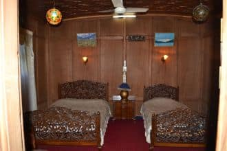 Young Hollywood House Boat, Srinagar 3